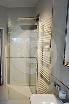 Floor-level shower with an exceptionally large overhead showe