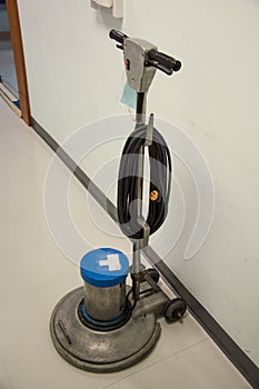 Floor polishing machine