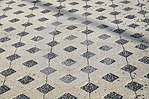 Flooring assembled on a substrate of sand type permeable to water
