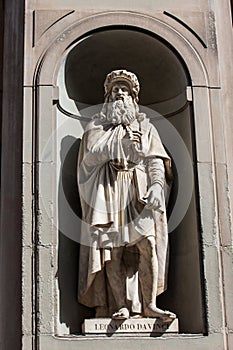 Statue of Leonardo Da Vinci at the courtyard of the Uffizi Gallery in Florence