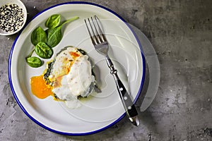 Florentine eggs with pureed spinach