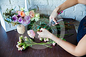 Florista sobre el. una mujer creación primavera decoraciones 