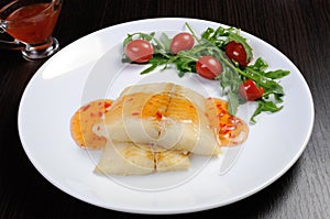 Flounder fillets in sauce with arugula and cherry tomatoes