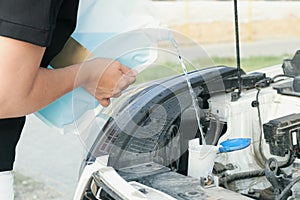 Flow windshield fluid into the windshield washer reservoir