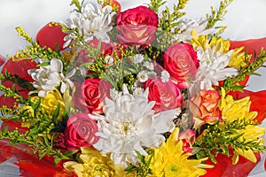 Flower arrangement of red roses and chrysanthemums