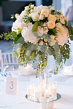 Flower arrangement on a table for a wedding dinner