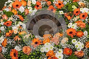 Flower arrangement on wagon wheel - upcycling