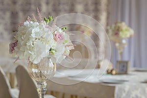 Flower composition in the restaurant