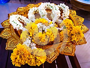 Flower garland on the pedestal tray