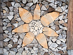 Flower pattern in firewood betwen posts