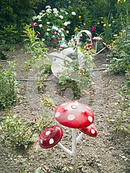 ..A flower from a plastic bottle. Mushroom from old pans. Swan from the bus. Decoration for the garden do it yourself. Reuse