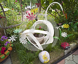 ..A flower from a plastic bottle. Mushroom from old pans. Swan from the bus. Decoration for the garden do it yourself. Reuse