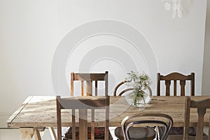 Flower vase on the top of a empty dining table