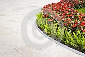Flowerbed with curvilinear shapes with clear stone floor