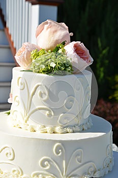 Flowers on the wedding cake is breath taking