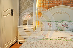 Flowery and lighting color bedding room