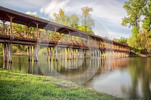 Tekoucí řeka Dunaj pod dřevěným mostem n Kolárovo, Slovensko