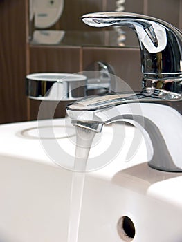 Flowing water faucet