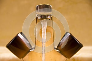 Flowing water faucet