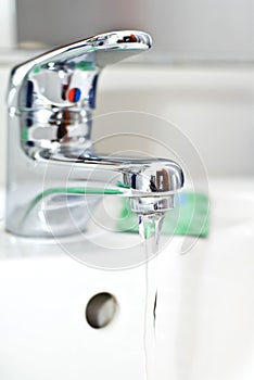 Flowing water faucet