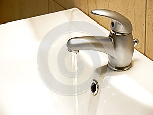 Flowing water faucet