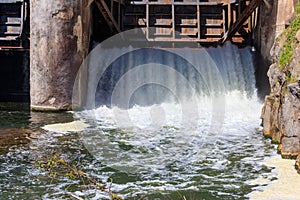 Agua Agua rociar abrir compuerta puertas de pequeno presa 