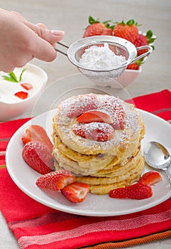 Fluffy pancakes with strawberries