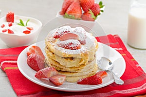 Fluffy pancakes with strawberries