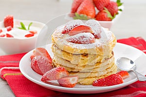 Fluffy pancakes with strawberries