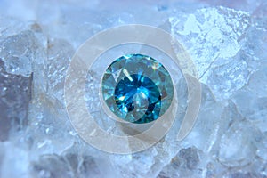 Fluorit krystaly a modrý diamant makro 