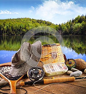 La pesca a mosca attrezzatura di coperta con bellissima vista lago.