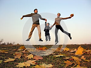 Glückliche familie Herbst Blätter 