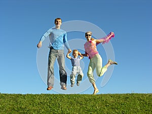 Glückliche familie auf der blauer himmel 