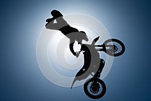 FMX jazdec predvádza trik