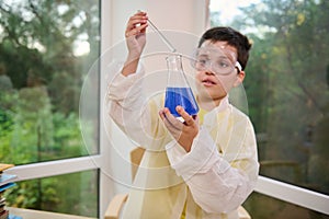 Concentrarsi sul bicchiere banca mani da scuola chimico creazione scientifico chimica laboratorio 