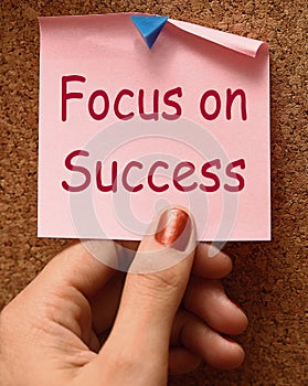 Focus On Success Note Shows Achieving Goals