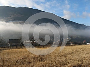Pás hmly nad slovenskou obcou v Strážovských vrchoch