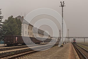 Hmla a vlak na stanici Brezno v lete chladné rána