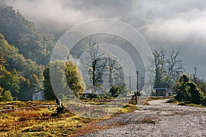 Mlhavý podzim ráno v rumunsko 