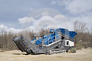 Folded mobile scalping screen plant