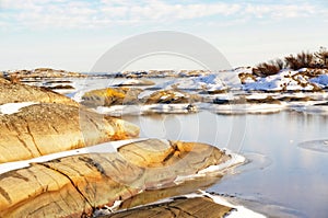 Doblada rocas cubierto con nieve 