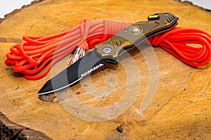Folding knife with stap cut and cullet. Parachute cord. photo