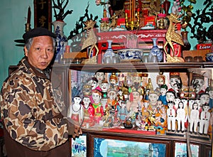 The folk artist of Thanh Hai water puppetry inside wooden puppet