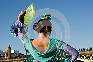 Una mujer ventilador a ropa 