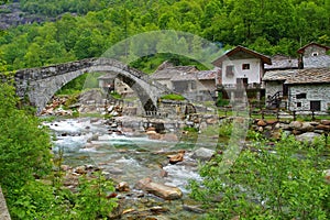 Fondo bridge photo