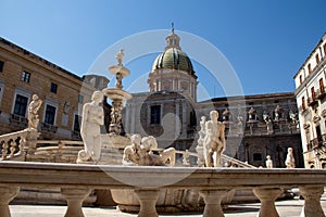 Sicilia sul soleggiato cielo blu 