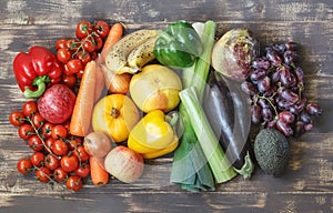Food-Fotos mit Obst und Gemüse in einem Regenbogen-layout mit Paprika, Tomaten, äpfel, Karotten, Zwiebeln, Kürbis, grapefruit, kopfsalat, Sellerie, Rüben, Auberginen, Trauben, avocados.