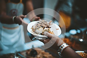 Food sharing with the homeless in society : concept of famine and charity food