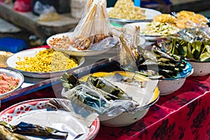 Comida estable sobre el noche El mercado en 