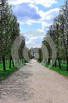 Foot avenue to a building